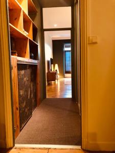 une porte ouverte menant à un couloir avec un salon dans l'établissement Chaîne des puys chez William, à Royat