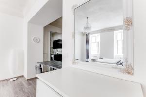 TV a/nebo společenská místnost v ubytování Lovely Apartments Heart of Prague + 37 fotografií
