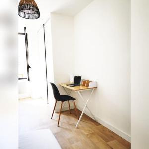 - un bureau avec un ordinateur portable et une chaise dans la chambre dans l'établissement Maison 2 chambres, 6 pers - Wifi et Linge inclus - Niort centre, à Niort