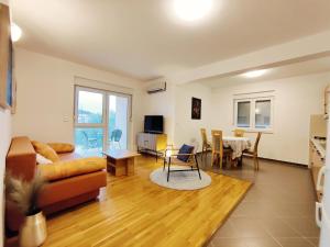 Posezení v ubytování Airy Apt in Tisno - Murter, Beach - 3 Min Walk, 2 bedrooms, 2 bathrooms, 70m2 with terrace, mooring included