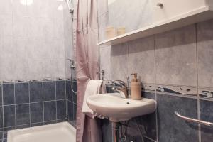 Koupelna v ubytování Airy Apt in Tisno - Murter, Beach - 3 Min Walk, 2 bedrooms, 2 bathrooms, 70m2 with terrace, mooring included