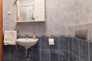 Koupelna v ubytování Airy Apt in Tisno - Murter, Beach - 3 Min Walk, 2 bedrooms, 2 bathrooms, 70m2 with terrace, mooring included