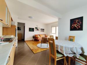 Kuchyň nebo kuchyňský kout v ubytování Airy Apt in Tisno - Murter, Beach - 3 Min Walk, 2 bedrooms, 2 bathrooms, 70m2 with terrace, mooring included