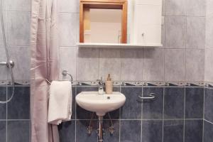 Koupelna v ubytování Airy Apt in Tisno - Murter, Beach - 3 Min Walk, 2 bedrooms, 2 bathrooms, 70m2 with terrace, mooring included + 13 fotografií