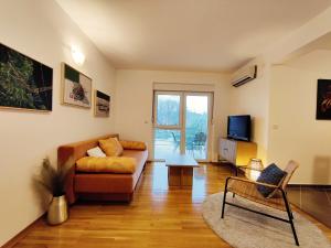 TV a/nebo společenská místnost v ubytování Airy Apt in Tisno - Murter, Beach - 3 Min Walk, 2 bedrooms, 2 bathrooms, 70m2 with terrace, mooring included