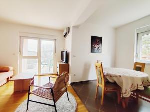 TV a/nebo společenská místnost v ubytování Airy Apt in Tisno - Murter, Beach - 3 Min Walk, 2 bedrooms, 2 bathrooms, 70m2 with terrace, mooring included