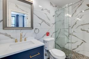 uma casa de banho com um WC e uma cabina de duche em vidro. em Alina & Fanny - Philadelphia Northern Liberties em Filadélfia