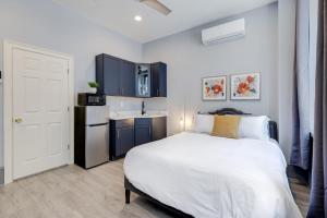 1 dormitorio con 1 cama blanca y cocina en Alina & Fanny - Philadelphia Northern Liberties, en Filadelfia