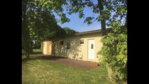 una pequeña casa con sillas delante en Maisonnette bretonne en Quemper-Guézennec