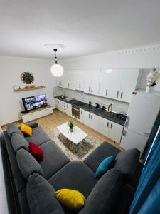 uma sala de estar com um sofá e uma cozinha em Apartment Elbasan city center 2 em Elbasani