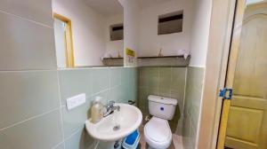 Ένα μπάνιο στο Casa Los Naranjos Hostal