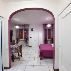 Un arco en una habitación con cama y mesa en Appartamento tra Como e Milano, en Bregnano