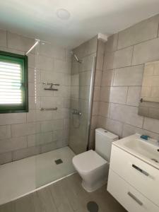 łazienka z toaletą, prysznicem i umywalką w obiekcie Apartamento Las Olas • Playa del Inglés w mieście Playa del Ingles +16 zdjęć