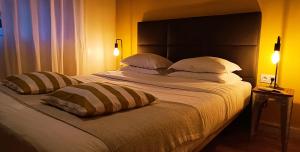 a bedroom with a large bed with two pillows at Aveiro Rossio Lodge in Aveiro