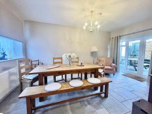 sala de estar con mesa de madera y sillas en *Brecon Beacons,Log Burner, hot tub Dogs Welcome*, en Crickhowell