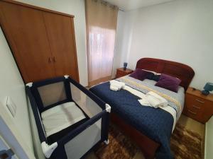 1 dormitorio con 1 cama grande con almohadas moradas en Holidays House, en São Martinho do Porto