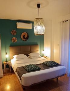 um quarto com uma cama grande e uma parede verde em Aveiro Rossio Lodge em Aveiro