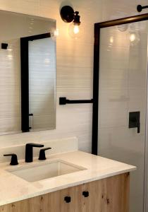 W łazience znajduje się umywalka i lustro. w obiekcie Risco de Hugo w mieście Boquete