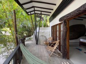 a hammock on the porch of a house at Lodge Cacao in El Zaino
