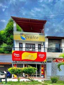 Pousada Realce في فيرا كروز دو إيتاباريكا: مبنى عليه لافتات