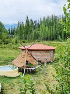 Buda de Uco Lodge في تونويان: خيمة وحوض استحمام في الميدان