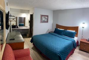 Ένα ή περισσότερα κρεβάτια σε δωμάτιο στο Colonial Inn