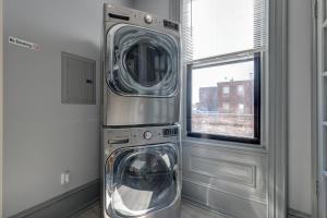 duas máquinas de lavar roupa num quarto com uma janela em Alina & Fanny - Philadelphia Northern Liberties em Filadélfia