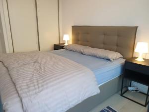 ein Schlafzimmer mit einem weißen Bett mit zwei Lampen in der Unterkunft Casa cariño in Alicante