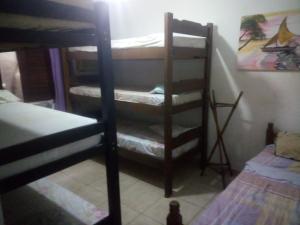 een kamer met 3 stapelbedden en een bed bij Casa Caiçara de Hospedagem Paraty in Paraty +5 foto's