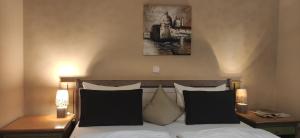 1 dormitorio con 1 cama con 2 mesas y una foto en la pared en Hotel Augustus et Otto, en Praga