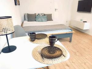 Suite 13 Apartment mit Netflix في Teublitz: غرفة مع سرير وطاولة مع طاولة sidx sidx