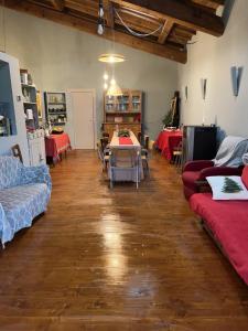 een woonkamer met een tafel en een bank bij A casa di Lallo in Viterbo