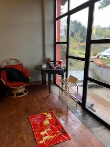 sala de estar con mesa y puerta de cristal en A casa di Lallo, en Viterbo