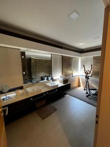 baño con 2 lavabos y espejo grande en Los Juanitos en Colón