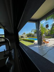 una finestra della cucina con vista sul cortile di Los Juanitos a Colón