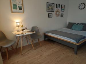 Suite 13 Apartment mit Netflix في Teublitz: غرفة نوم بسرير وطاولة مع كرسيين