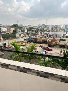 a view of a parking lot from a building at Chambre moderne avec cuisine à Bonamoussadi (Kotto) in Douala