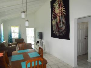 Et tv og/eller underholdning på Dover Apt 3 by the beach in the Gap