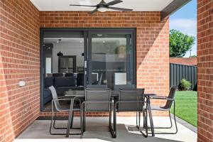 d'une terrasse avec des chaises et un ventilateur de plafond. dans l'établissement Julie-Anna, Bendigo, à Bendigo