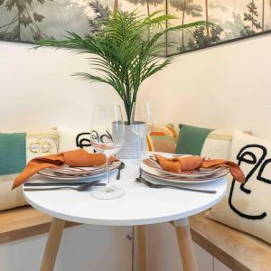 Biały stół z płytami i okularami w obiekcie Studio de charme à 2 pas de Paris w mieście Malakoff +11 zdjęć