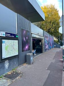 ein Gebäude mit Graffiti auf der Seite in der Unterkunft Studio de charme à 2 pas de Paris in Malakoff