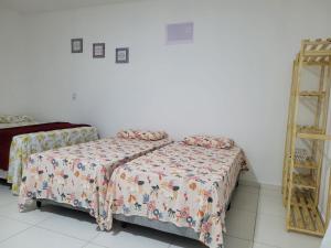 1 dormitorio con 2 camas y escalera en pousada beira mar suites São Bento en Maragogi