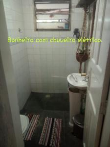 een kleine badkamer met een wastafel en een toilet bij Casa Caiçara de Hospedagem Paraty in Paraty