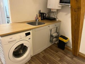a kitchen with a washing machine and a sink at Monteurzimmer bei EnergyFreund in Knetzgau