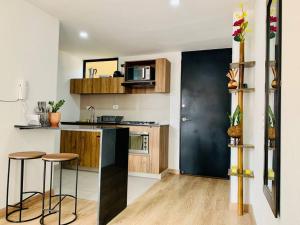 cocina con encimera y taburetes en una habitación en Amazing loft in La Candelaria, en Bogotá