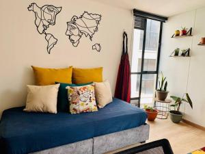 1 dormitorio con 1 cama con manta azul en Amazing loft in La Candelaria, en Bogotá