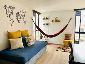 um quarto com uma cama com rede de descanso em Amazing loft in La Candelaria em Bogotá