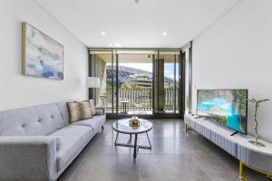 雪梨的住宿－Modern 1 Bed Apt OP MHS，客厅配有沙发和桌子