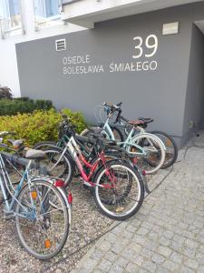 um grupo de bicicletas estacionadas em frente a um edifício em 1110 Śmiałego 39 - Tanie Pokoje w Apartamencie - samodzielne zameldowanie - self check in em Poznań