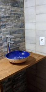 lavabo azul en una encimera de madera en el baño en Casa muy luminosa , 2 d, en José Ignacio